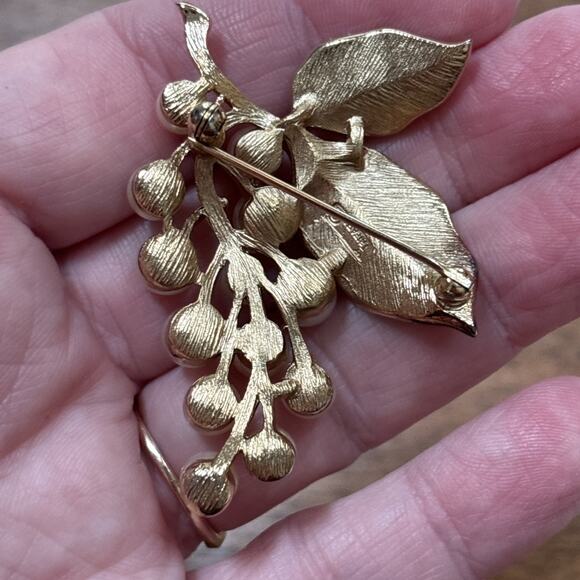 Vintage Crown Trifari gold brooch grape cluster shape dimensional faux pearls - Picture 6 of 7